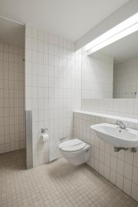 La salle de bains est pourvue de toilettes et d'un lavabo. dans l'établissement Hotel Limfjorden, à Thisted