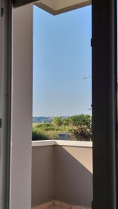 una finestra aperta con vista su un balcone di HOTELRISTORANTE IL PUNTO a Marotta