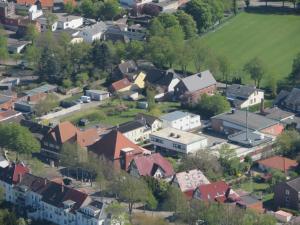 eine Luftansicht einer Kleinstadt mit Häusern in der Unterkunft Skerra Apartments "am Fitness-Studio" in Fehmarn