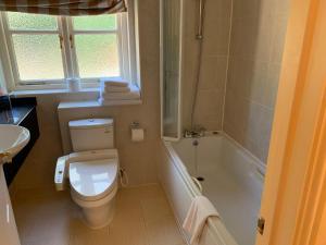 Ένα μπάνιο στο Normanton Park Hotel, Sure Hotel Collection by Best Western