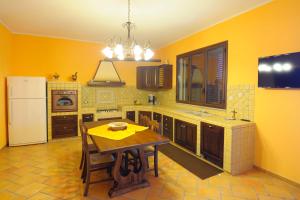 A kitchen or kitchenette at Profumo di Zagara