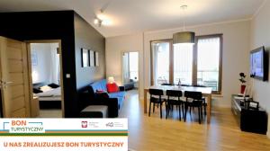 Televízia a/alebo spoločenská miestnosť v ubytovaní APARTAMENT z 3 SYPIALNIAMI PRZY PLAŻY