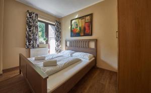sypialnia z łóżkiem w pokoju z oknem w obiekcie Appartement Riverside w Saalbach Hinterglemm