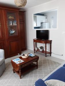 een woonkamer met een salontafel en een tv bij Cale In in Port-Louis +22 foto's