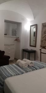 sypialnia z łóżkiem z dwoma ręcznikami w obiekcie Apartamentos 14DeSande w mieście Cáceres