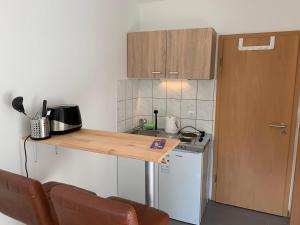 a kitchen with a wooden counter top and a refrigerator at Work & Stay im Herzen von Celle mit TV und WLAN in Celle