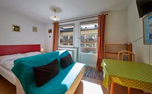 um quarto com uma cama, uma mesa e uma janela em Appartement Schattberg em Saalbach Hinterglemm