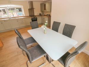 Gallery image of Woodpecker Barn in Pontyclun
