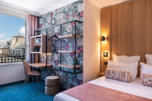 パリにあるLeonardo Boutique Hotel Paris Operaのベッド、デスク、窓が備わるホテルルームです。