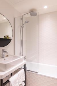 Koupelna v ubytování Leonardo Boutique Hotel Paris Opera