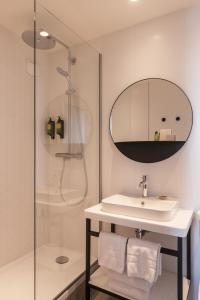 Koupelna v ubytování Leonardo Boutique Hotel Paris Opera