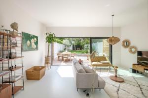 sala de estar con sofá y mesa en Fabulous 4 bedrooms villa near Zwin with a garden en Knokke-Heist