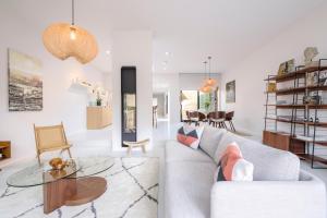 un soggiorno con divano e tavolo di Fabulous 4 bedrooms villa near Zwin with a garden a Knokke-Heist