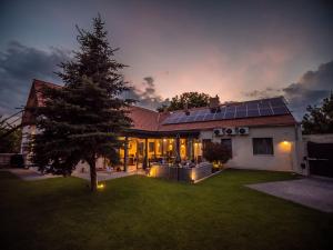 une maison avec des panneaux solaires sur le toit dans l'établissement Völgy Vendégház, à Etyek