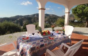 - une table avec des fruits au-dessus d'un kiosque dans l'établissement Casa Rural Torrox - Cortijo Latero, à Torrox