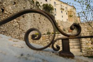 Picinisco的住宿－Albergo Diffuso Sotto Le Stelle，石墙前的金属栏杆