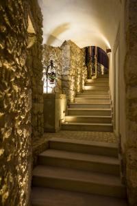 eine Treppe in einem Gebäude mit einer Steinmauer in der Unterkunft Albergo Diffuso Sotto Le Stelle in Picinisco