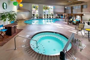 una piscina en medio de una habitación de hotel en Holiday Inn Sioux Falls-City Center, an IHG Hotel, en Sioux Falls
