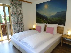 Postel nebo postele na pokoji v ubytování Appartementhaus Mayrhofen by PiaundDirk