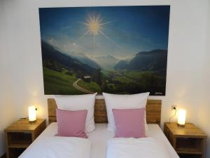 Postel nebo postele na pokoji v ubytování Appartementhaus Mayrhofen by PiaundDirk