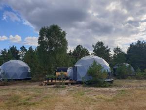 Podniebny Glamping外面的花园
