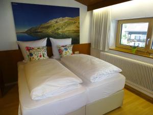 Postel nebo postele na pokoji v ubytování Appartementhaus Mayrhofen by PiaundDirk