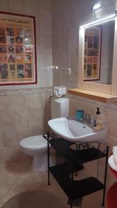 y baño con lavabo blanco y aseo. en Apartments Rock Palace, en Dubrovnik