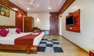 เตียงในห้องที่ Hotel Shree Daan