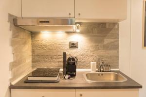 Η κουζίνα ή μικρή κουζίνα στο Urban Center III Easy Parking Near Tram +64 φωτογραφίες