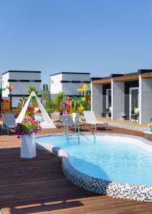 White Villas Koblevo في كوبليفو: مسبح كبير فيه ثعبان يزحف فوق سطح الفندق