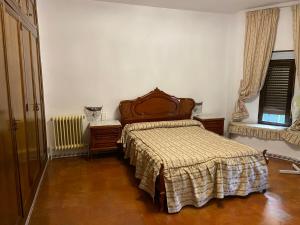 1 dormitorio con cama, radiador y ventana en Chalet 300m con 1000m parcela privada a 5min de Puy Du Fou, en Argés