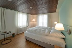 Postel nebo postele na pokoji v ubytování Gasthaus Friedegg