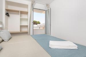 Een bed of bedden in een kamer bij Apartamentos Massanet
