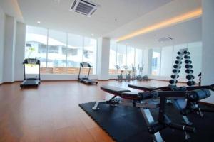 een fitnessruimte met cardio-apparatuur in een grote kamer bij The Wave - Kota Laksamana -- Pool View -- 6 pax in Melaka