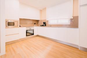Kuchyňa alebo kuchynka v ubytovaní Apartamentos Rúa Vella