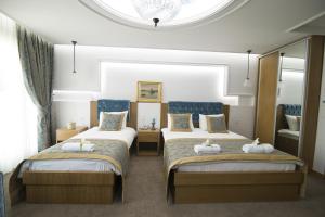 Postel nebo postele na pokoji v ubytování Cumbali Suite Hotel