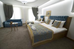 Postel nebo postele na pokoji v ubytování Cumbali Suite Hotel