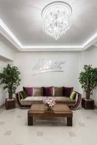 sala de estar con sofá y lámpara de araña en Mask Hotel en Krasnodar
