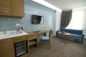TV a/nebo společenská místnost v ubytování Cumbali Suite Hotel