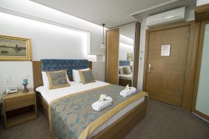 Postel nebo postele na pokoji v ubytování Cumbali Suite Hotel