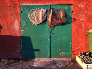 Una puerta verde con dos bolsas. en Lynæs Hotel en Hundested