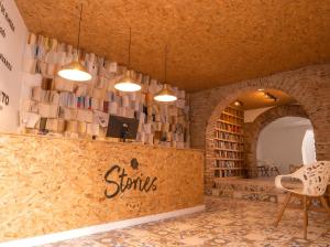 una habitación con una pared llena de libros en Guest House Stories, en Beja