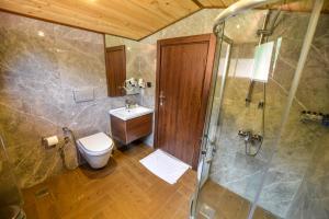 Ванна кімната в Kibar Suite Hotel