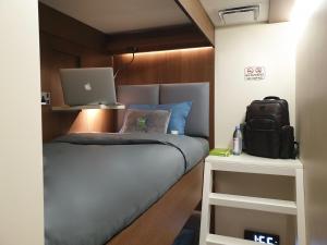 En eller flere senge i et værelse på sleep 'n fly Sleep Lounge, SOUTH Node - TRANSIT ONLY