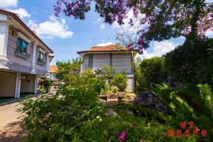 a house with a garden in front of it at Wen Sha Bao Homestay in Puli