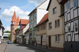 a row of buildings on a street with a car at Ferienwohnung beim Dünzebacher Torturm in Eschwege
