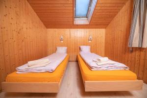 una camera con due letti in una sauna di Haus Pickelschmiede a Saas-Grund