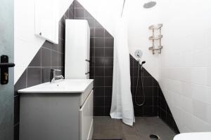 Et badeværelse på Casa da Felicidade Nazaré