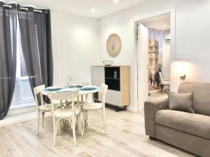 a living room with a table and chairs and a couch at SUITE 4 CANTI in Palermo