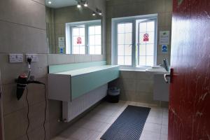 y baño con lavabo y espejo. en London Backpackers Youth Hostel 18 - 35 Years Old Only en Londres